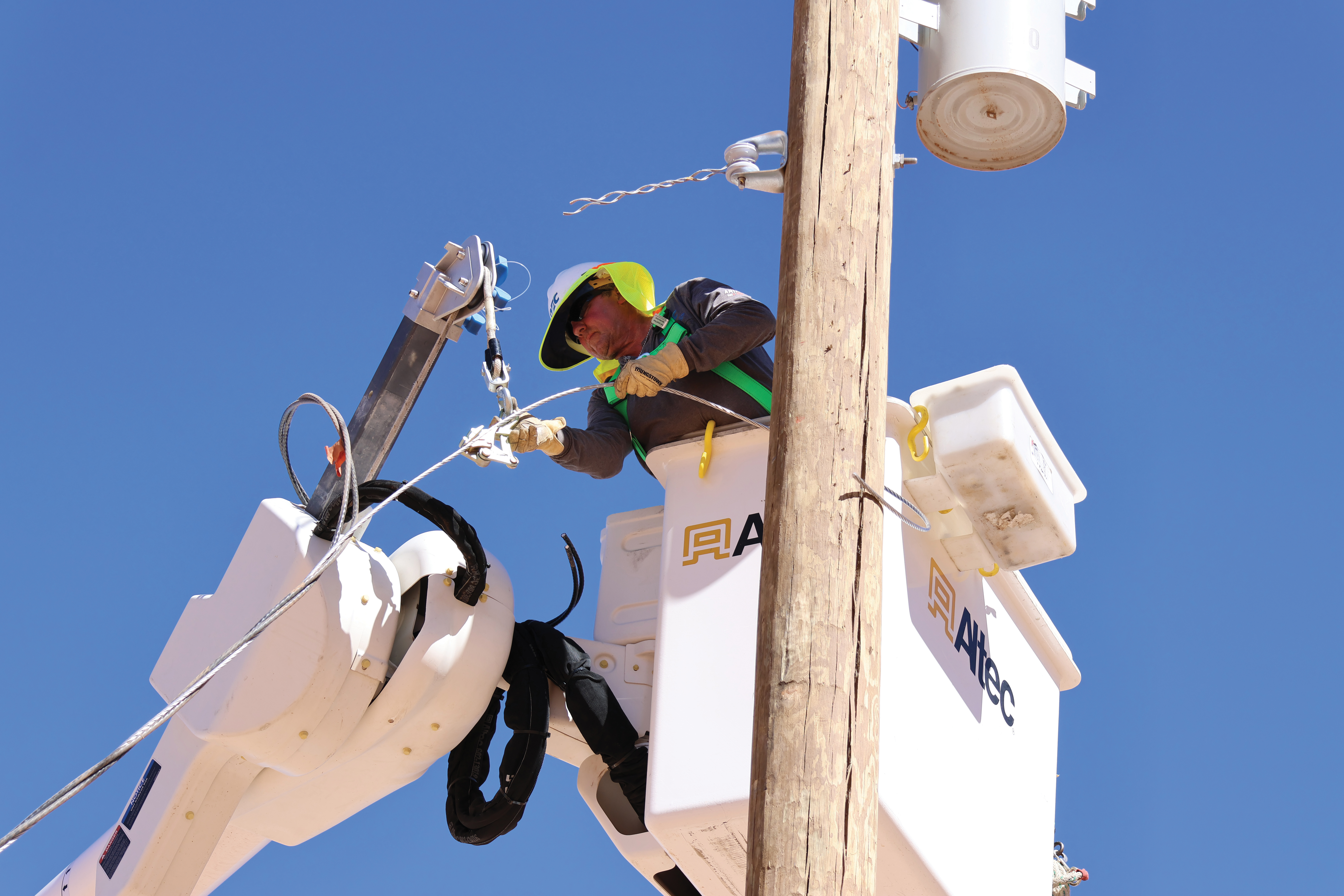 On June 20, one DEC line crew travelled to the Navajo Nation as part of the LUN initiative to help build electrical infrastructure for the Navajo people.