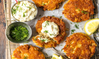 Crab cakes with lemon slices