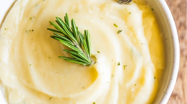 Bowl with mashed cauliflower