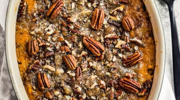 Casserole with sweet potatoes and pecans
