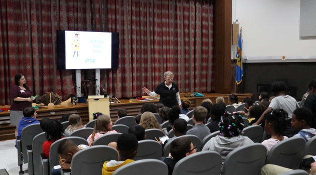 DEC’s Lauren Irby (L) and NEF’s Edna Hutchins (R) present the “Energy Safe Kids” program to Fourth Graders at Central Elementary School in Seaford.
